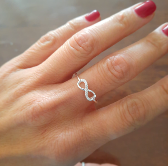 Anillo Infinito con cristales, en plata 925