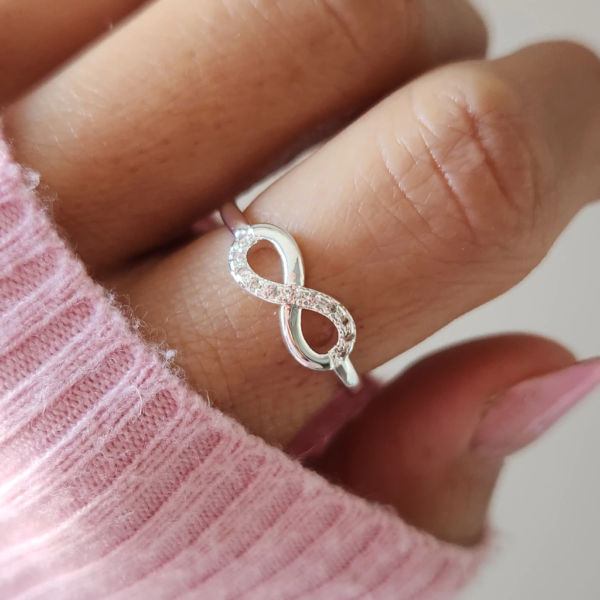 Anillo Infinito con cristales, en plata 925