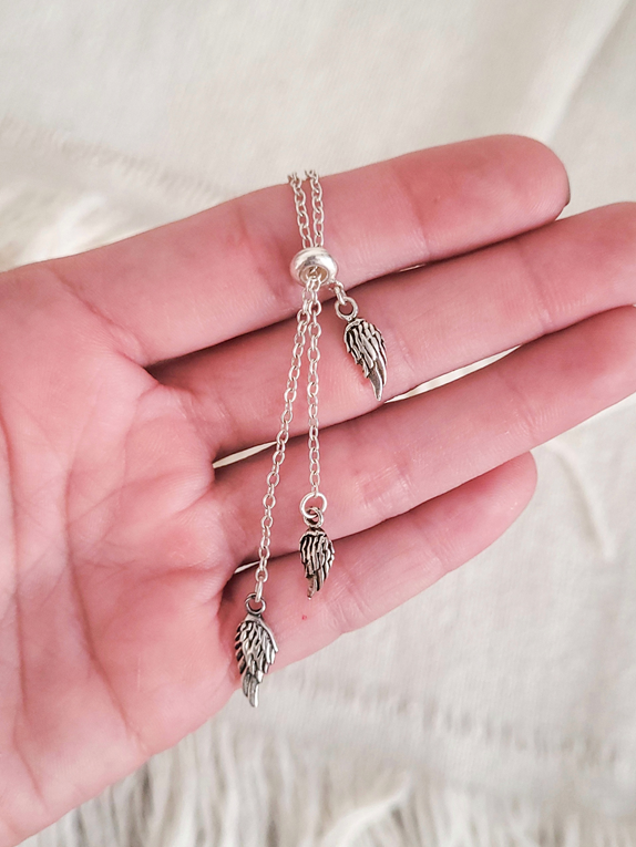 Corbatero con dije de alas, regulable en plata 925