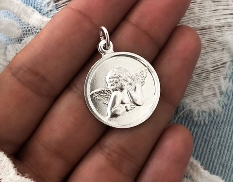 Dije redondo del ángel de la guarda, en plata 925. Mide 1 centímetro