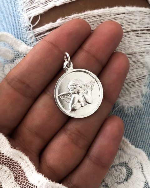 Dije redondo del ángel de la guarda, en plata 925. Mide 1 centímetro