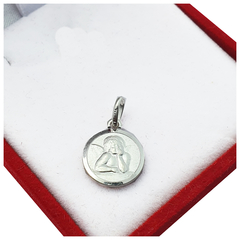 Dije redondo del ángel de la guarda, en plata 925. Mide 1 centímetro