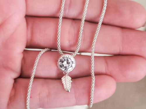 Dije Redondo con Diamante y Hojita - Plata 925