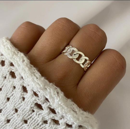 Anillo Lotu en Acero Blanco. Hermoso y delicado anillo tipo trenzado.