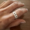 Anillo Lotu en Acero Blanco. Hermoso y delicado anillo tipo trenzado.