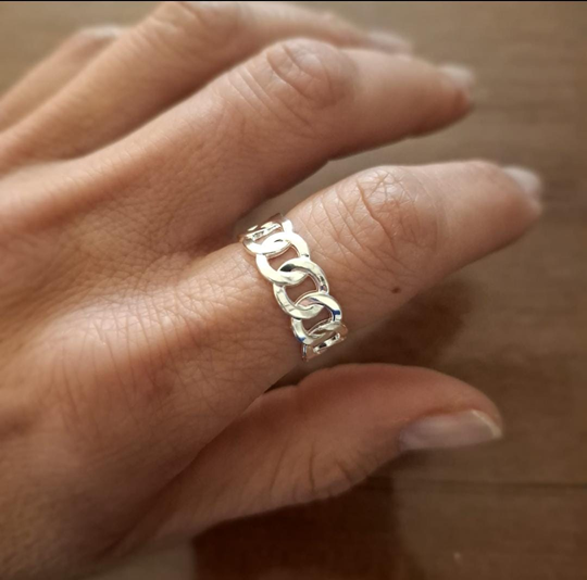 Anillo Lotu en Acero Blanco. Hermoso y delicado anillo tipo trenzado.