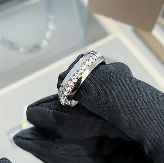 Anillo con Puntos de Luz en Acero Blanco