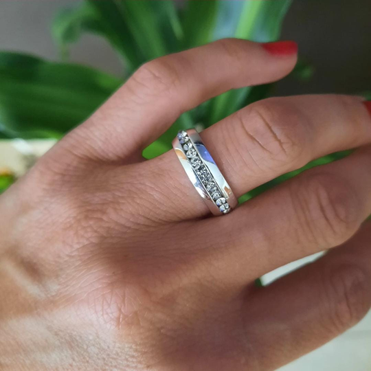 Anillo con Puntos de Luz en Acero Blanco