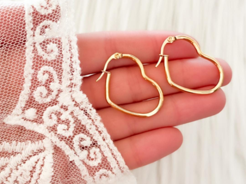 Argollas con forma de corazón en Acero Dorado Argollas con forma de corazón en Acero Dorado.