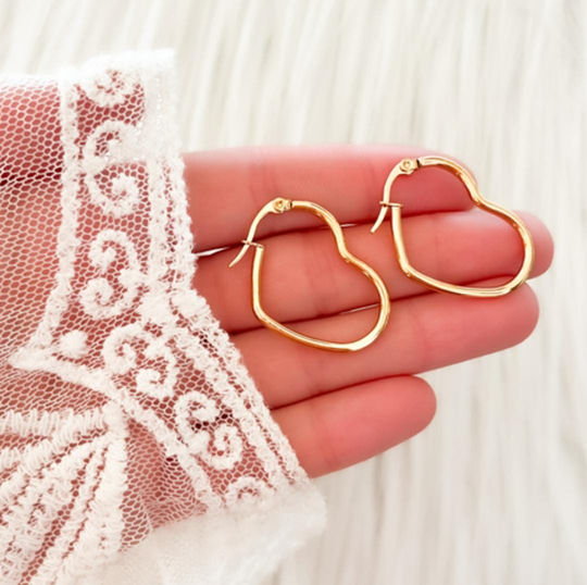 Argollas con forma de corazón en Acero Dorado.