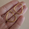 Argollas con forma de corazón en Acero Dorado.