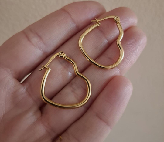 Argollas con forma de corazón en Acero Dorado.