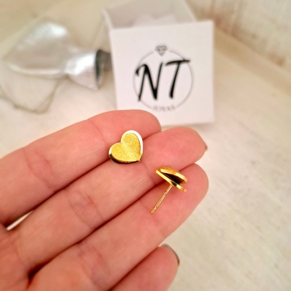 Aros Pasante Corazón con Relieve - Acero Dorado