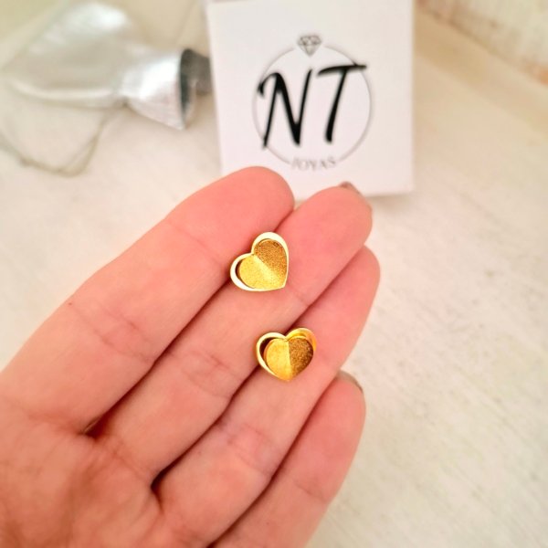 Aros Pasante Corazón con Relieve - Acero Dorado