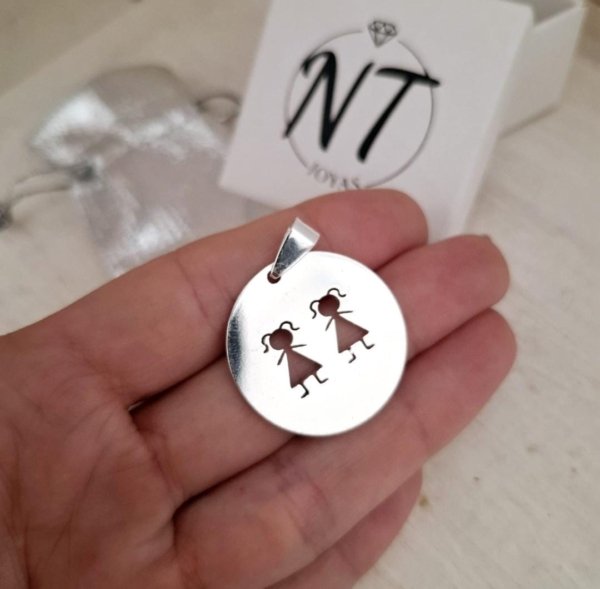 Dije medalla dos niñas en acero blanco Dije Medalla Dos Niñas - Acero Blanco