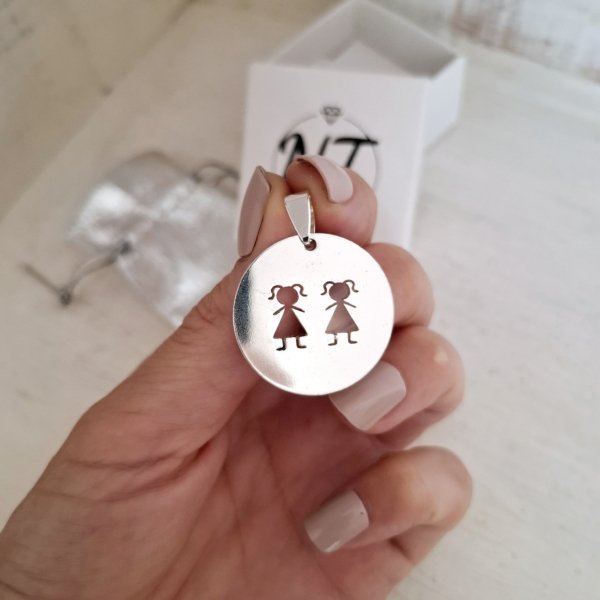 Dije medalla dos niñas en acero blanco Dije Medalla Dos Niñas - Acero Blanco