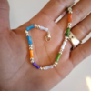 Pulsera Multicolor en Acero Blanco. Es un diseño único con pelitos de colores y entre medio bolitas de acero blanco.