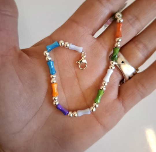 Pulsera Multicolor en Acero Blanco. Es un diseño único con pelitos de colores y entre medio bolitas de acero blanco.