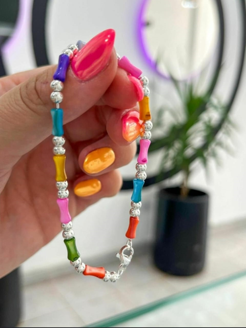 Pulsera Multicolor en Acero Blanco. Es un diseño único con pelitos de colores y entre medio bolitas de acero blanco.