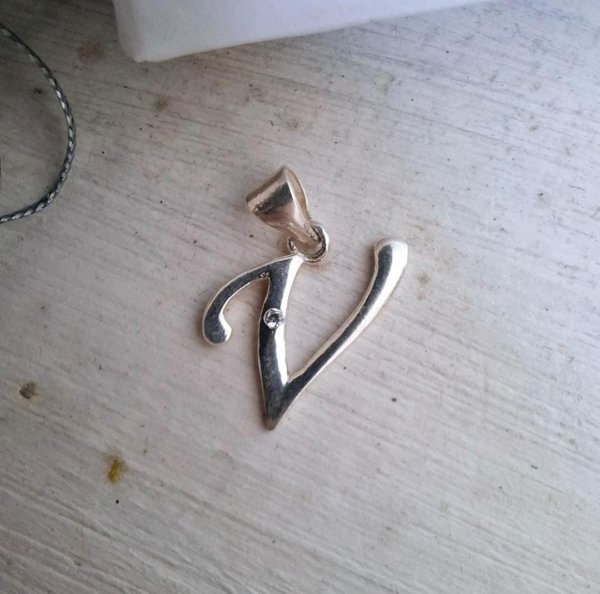 Dije Inicial V con Brillo - Plata 925