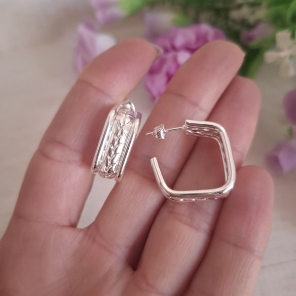 WhatsApp Image 2025-08-09 at 13.49.50 (1) Aros cuadrados grandes -Acero Blanco